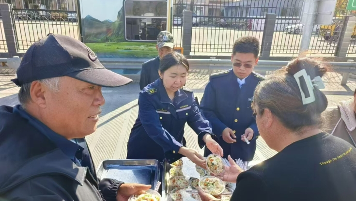 百里峡收费站：雾霭寒潮限去路，爱心早餐暖归途